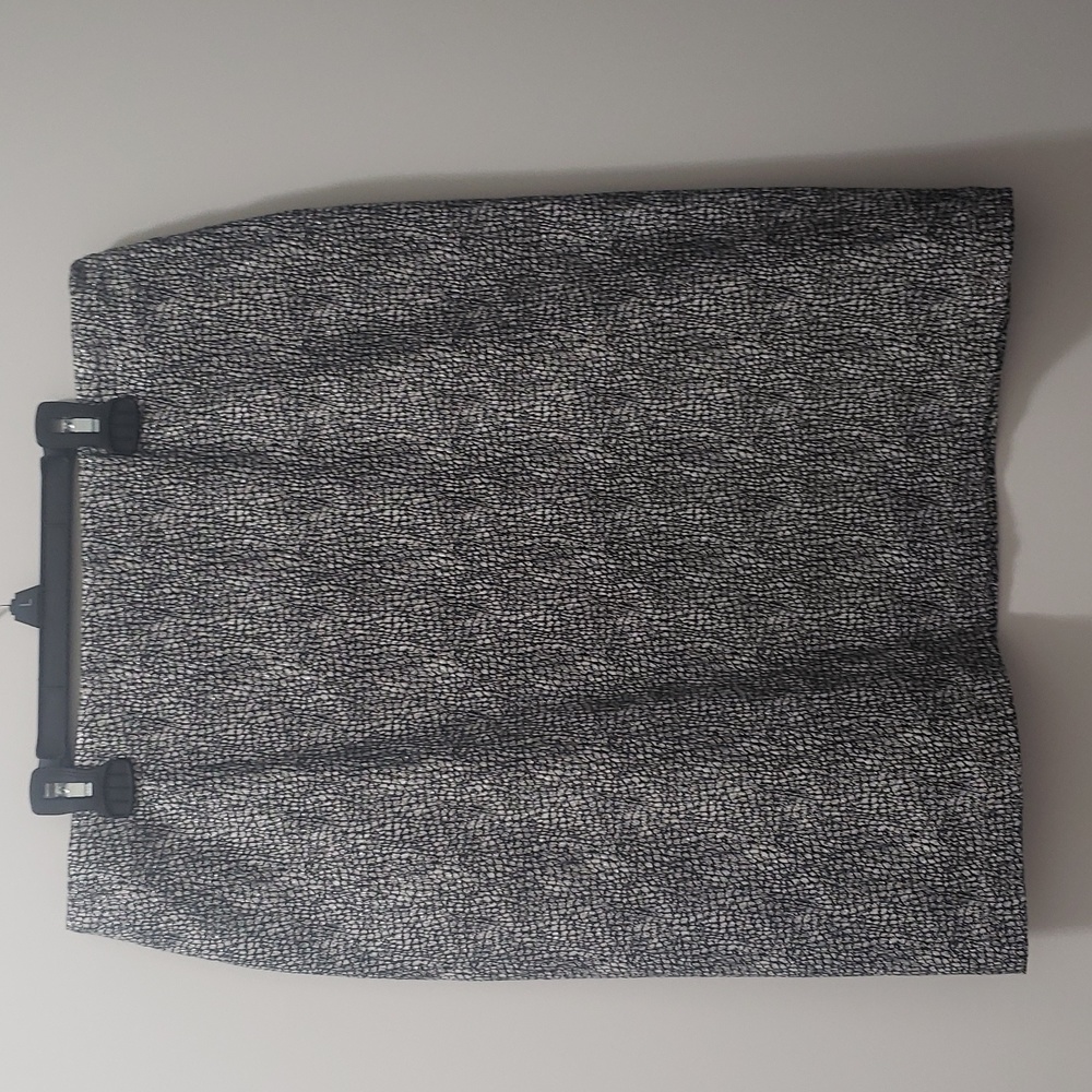 NWOT Super Comfortable Pull On Karen Kane At Knee Length Black Jacquard Skirt - Picture 1 of 7
